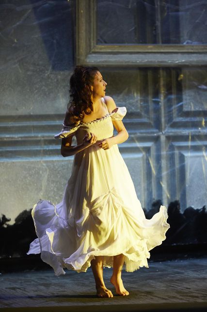 Lisette Oropesa as Ophélie in Hamlet at Opéra de Lausanne