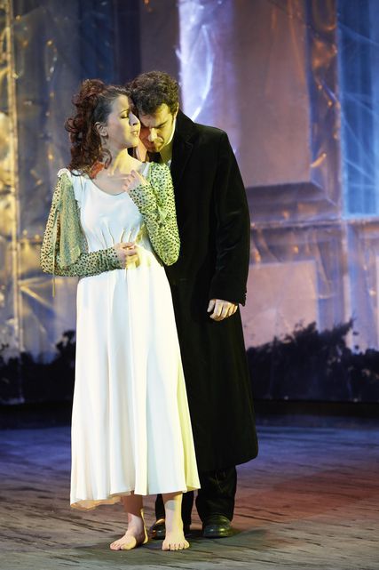 Lisette Oropesa as Ophélie and Régis Mengus as Hamlet in Hamlet at Opéra de Lausanne