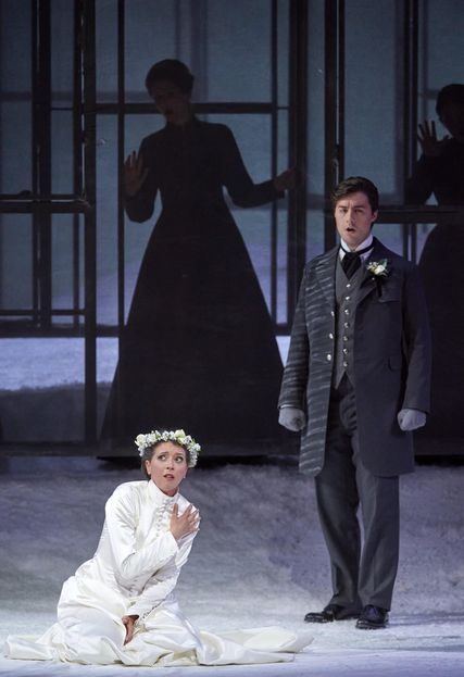 Lisette Oropesa as Lucia and Josh Lovell as Arturo in Lucia di Lammermoor at Wiener Staatsoper