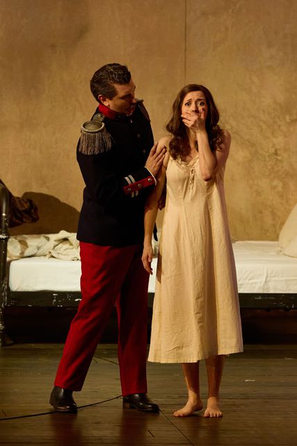 Lisette Oropesa as Manon and Andrew Moore as Monsieur de Brétigny in Manon at Opernhaus Zürich