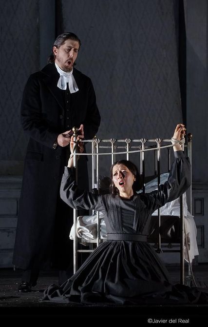 Lisette Oropesa as Lucia and Roberto Tagliavini as Raimondo in Lucia di Lammermoor at Teatro Real