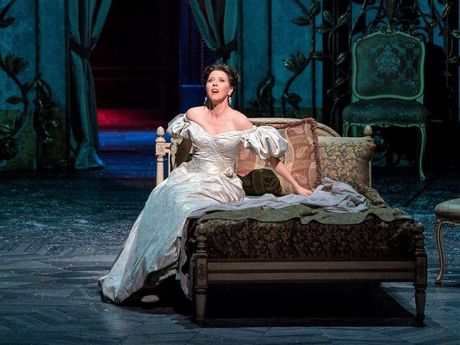 Lisette singing La travaita at the Metropolitan Opera