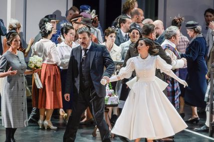 Lisette Oropesa as Lucia and Massimo Cavalletti as Enrico in Lucia di Lammermoor at Opernhaus Zürich