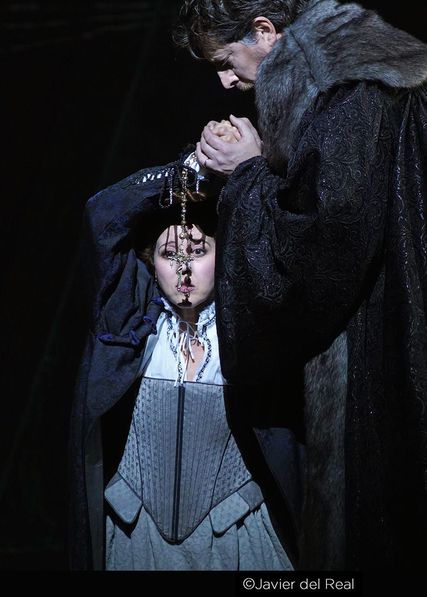 Lisette Oropesa as Maria Stuarda and Roberto Tagliavini as Giorgio Talbot in Maria Stuarda at Teatro Real