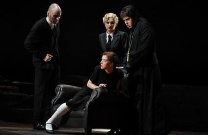 Lisette Oropesa as Lucia and Florian Simson as Normanno in Lucia di Lammermoor at Deutsche Oper am Rhein