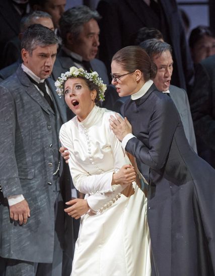 Lisette Oropesa as Lucia and Patricia Nolz as Alisa in Lucia di Lammermoor at Wiener Staatsoper