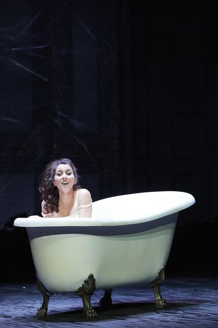 Lisette Oropesa as Ophélie in Hamlet at Opéra de Lausanne