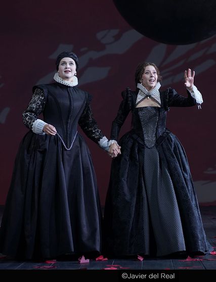 Lisette Oropesa as Maria Stuarda and Elissa Pfaender as Anna Kennedy in Maria Stuarda at Teatro Real