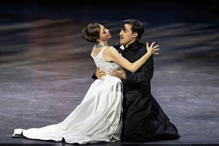 Lisette Oropesa as Manon and Charles Castronovo as Le Chevalier des Grieux in Manon at Les Arts